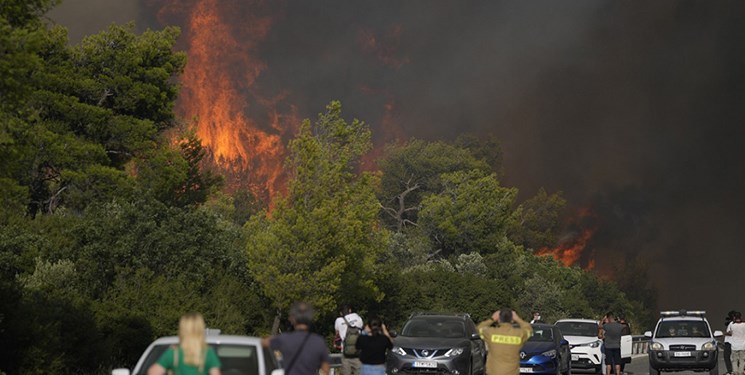 بزرگترین عملیات تخلیه مردم در یونان به‌دلیل آتش‌سوزی جنگلی